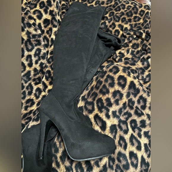 Boots - Picture 3 of 10